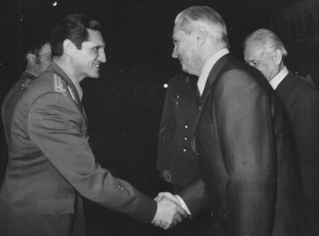 Gluko sveikina Sojuz 21 kosmonautus, 1976 m. vasara